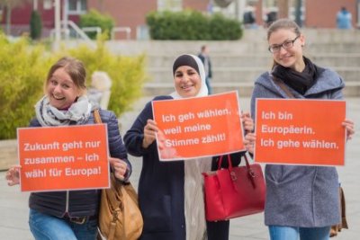 Drei Frauen Schildern